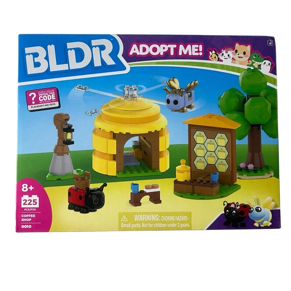 Adopt Me! Coffee Shop Interior with Queen Bee Building Set - 225pc